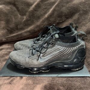 Nike kid’s: Gray Air Vapor Max FlyKnit Athletic Shoes
